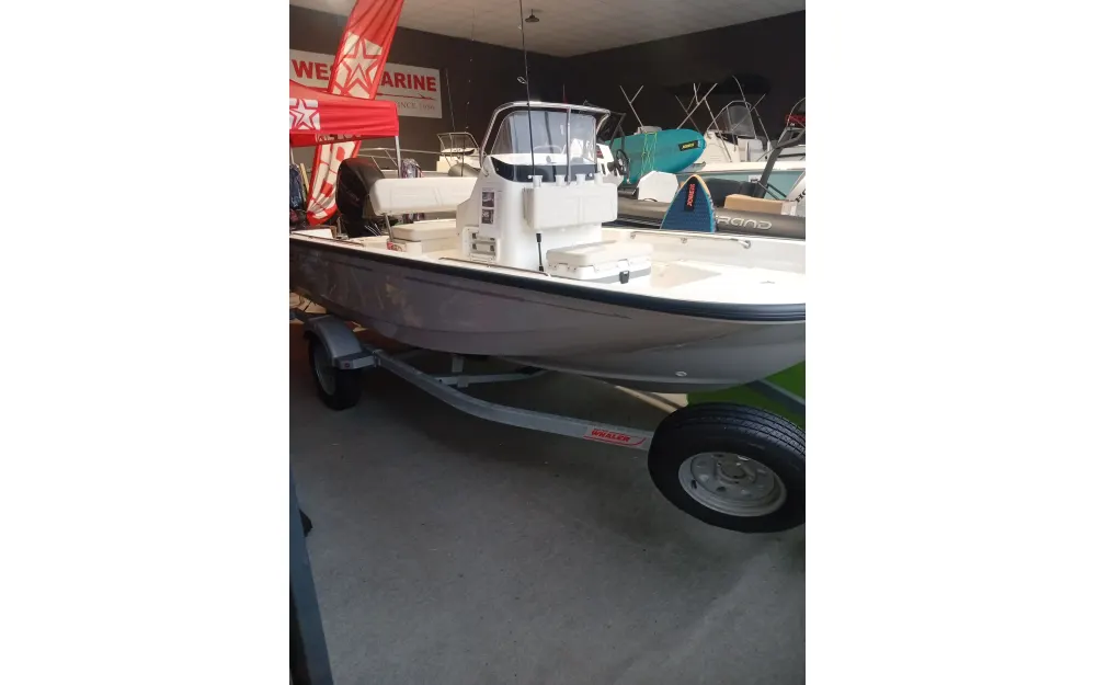 slider 3 Boston Whaler  150 Montauk