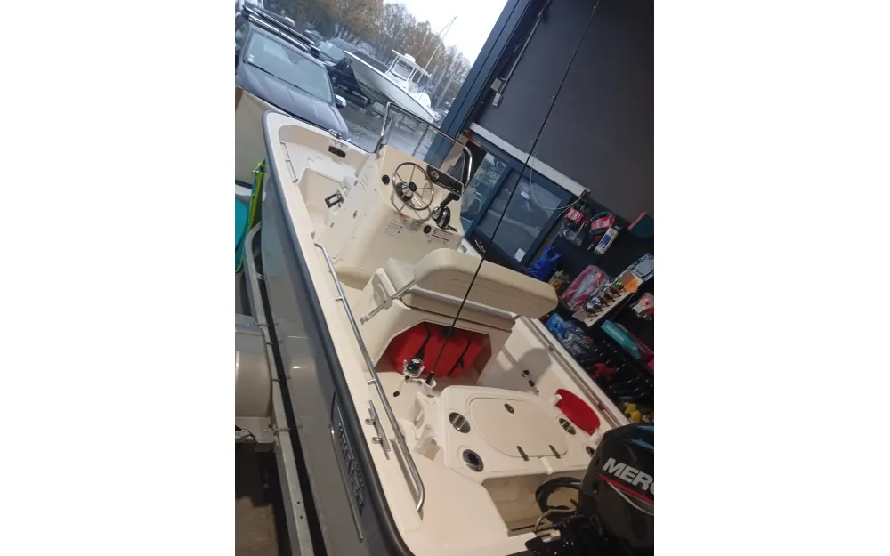 slider 4 Boston Whaler  150 Montauk
