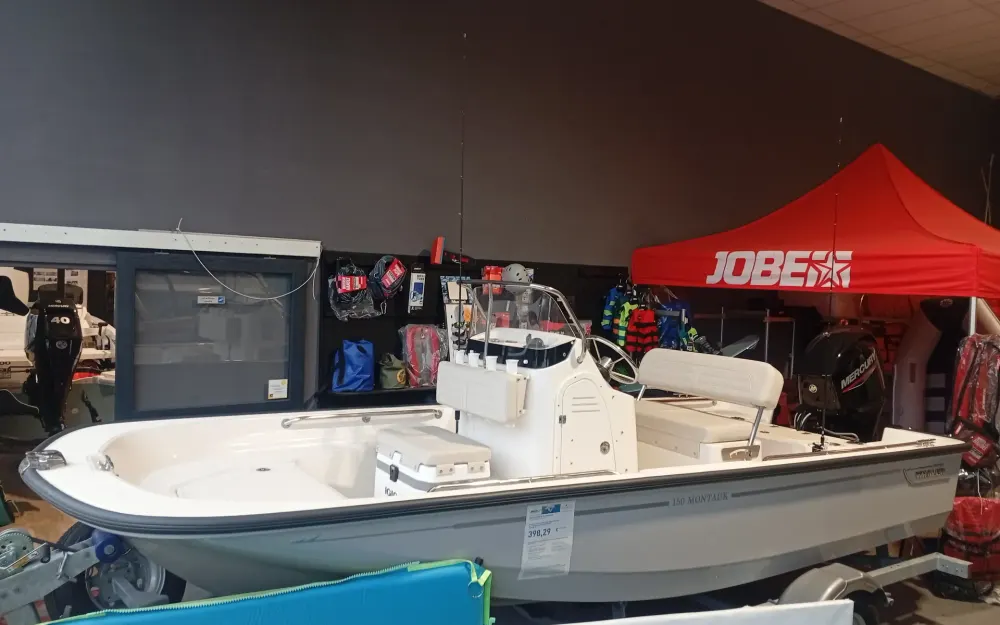 slider 5 Boston Whaler  150 Montauk