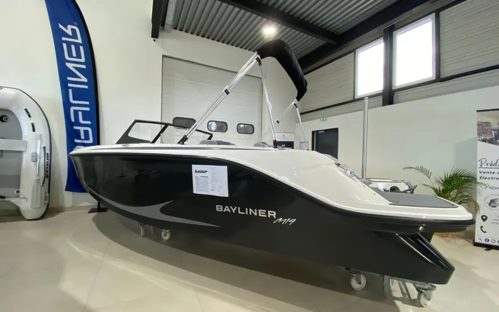 slider 1 Bayliner Element M19