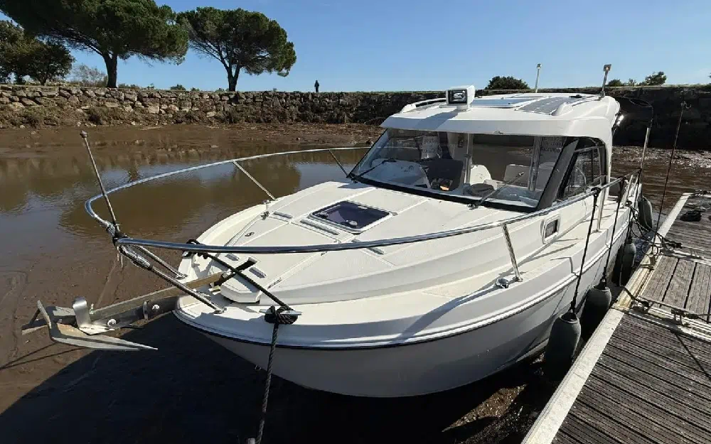 slider 1 Beneteau Antares 8 OB