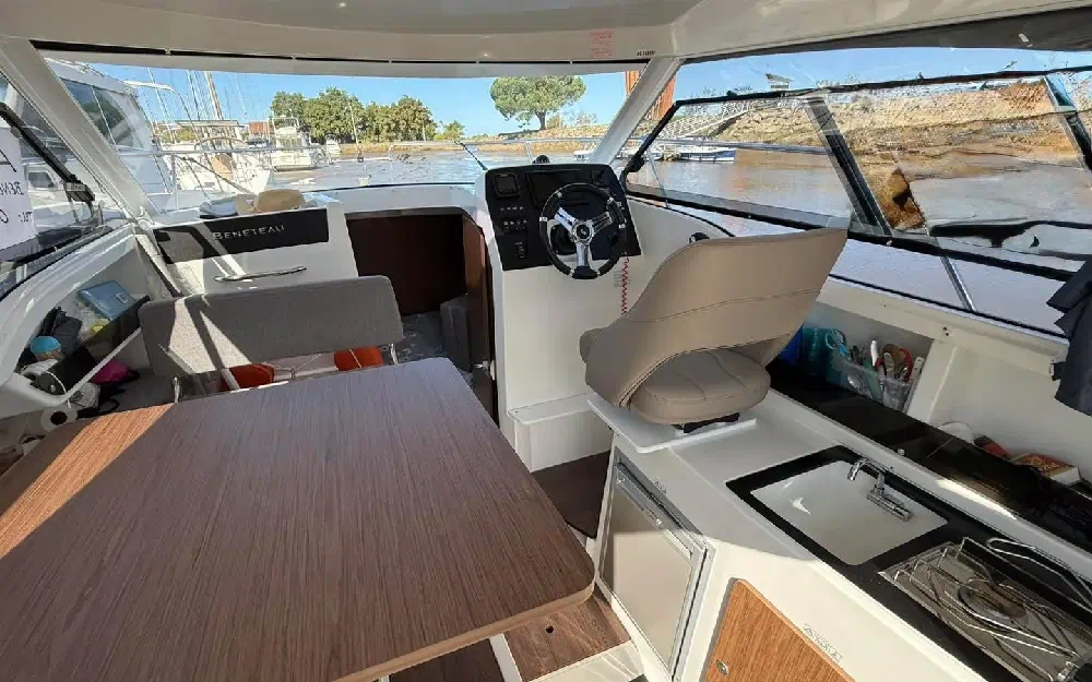 slider 4 Beneteau Antares 8 OB