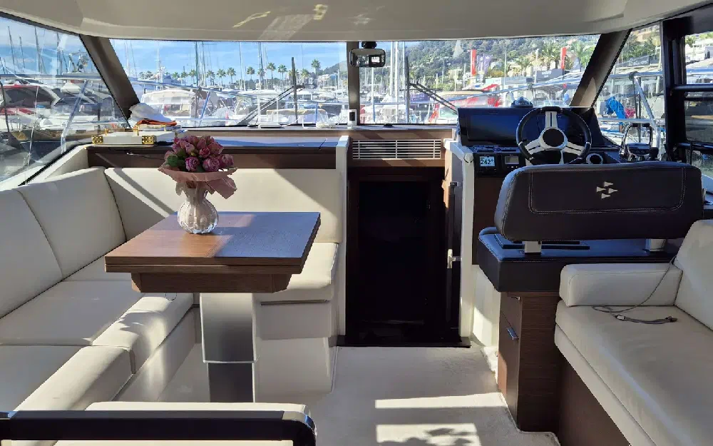 slider 8 Prestige Yachts Prestige 420 Fly