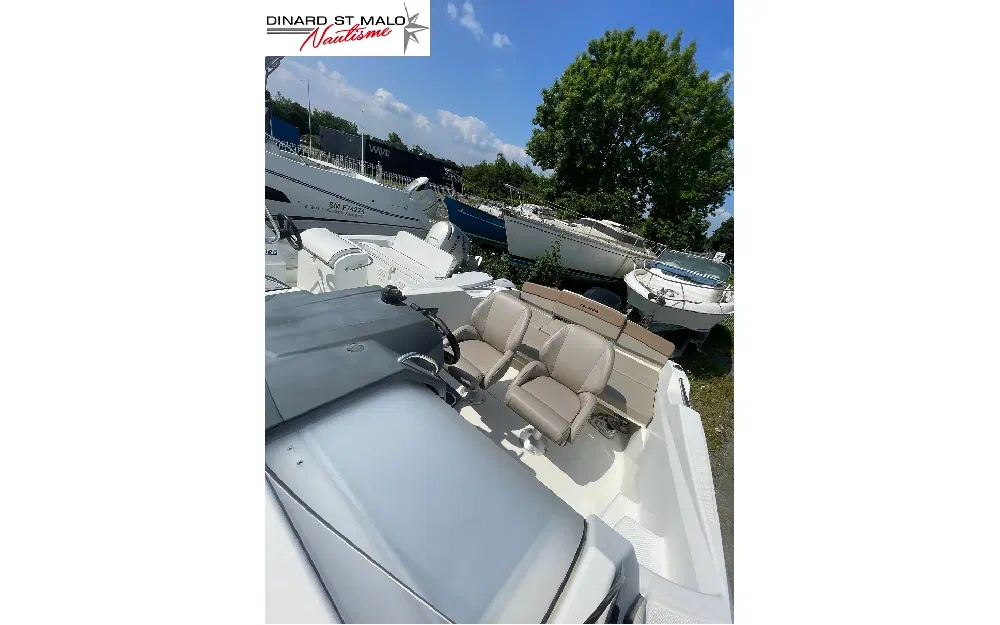 slider 8 Quicksilver Activ 555 Cabin