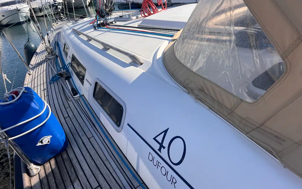 slider 1 Dufour 40 PERFORMANCE