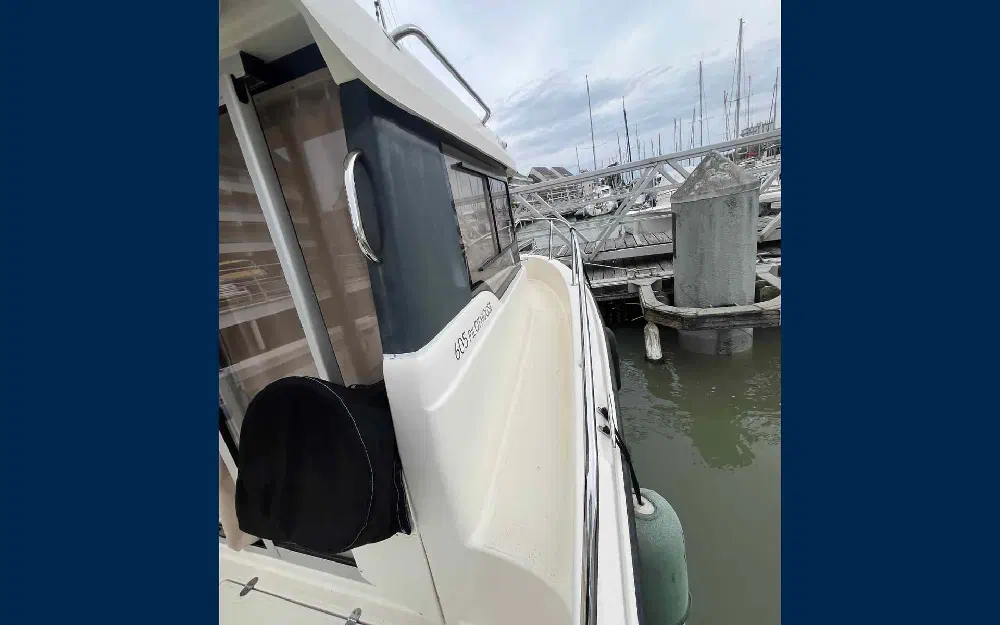 slider 9 Quicksilver Activ 605 Pilothouse