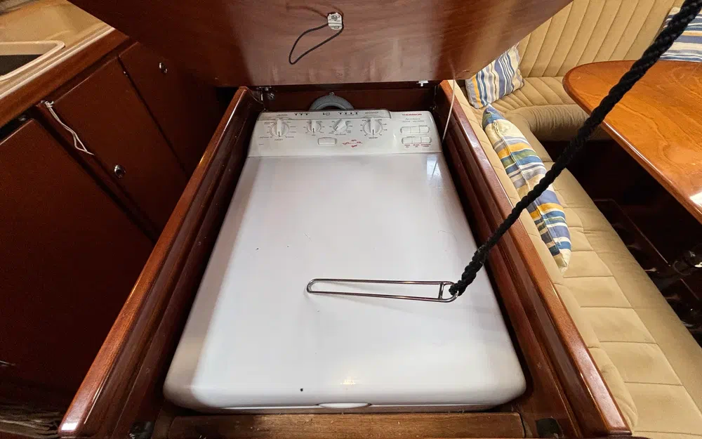 slider 42 Amel Super Maramu 2000