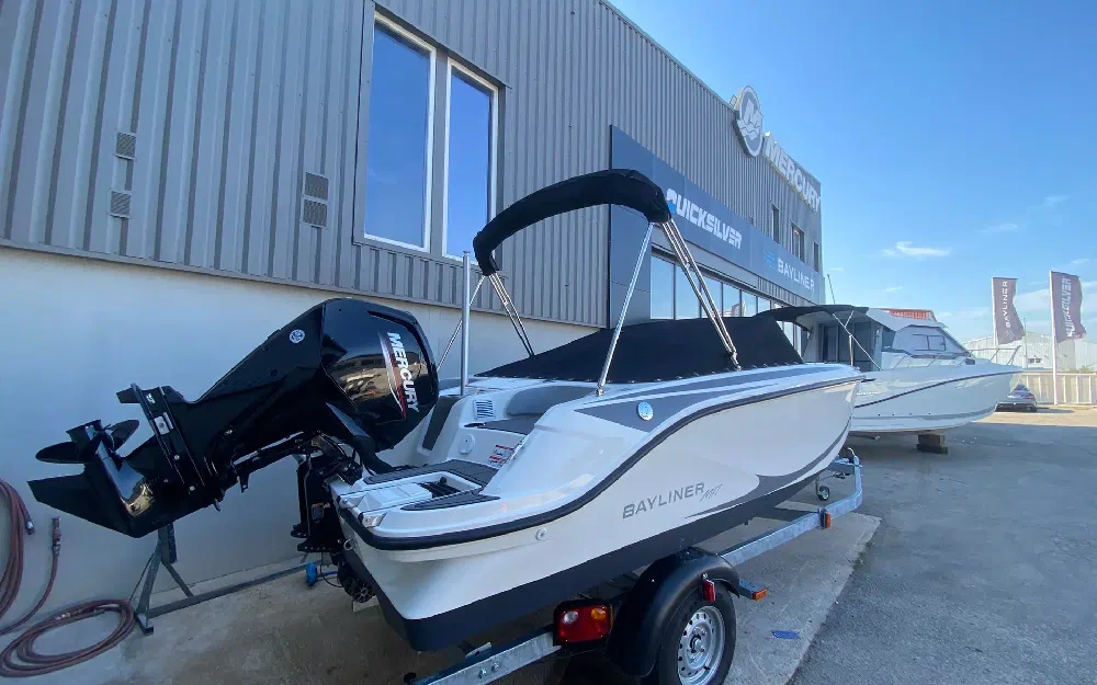 slider 1 Bayliner Element M17