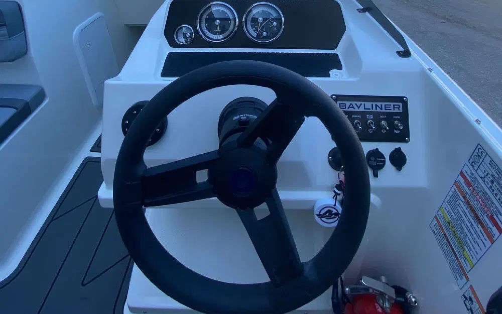 slider 5 Bayliner Element M17