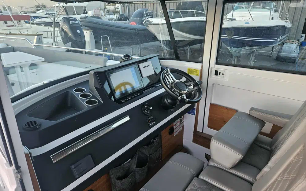 slider 2 Axopar  28 Cabin