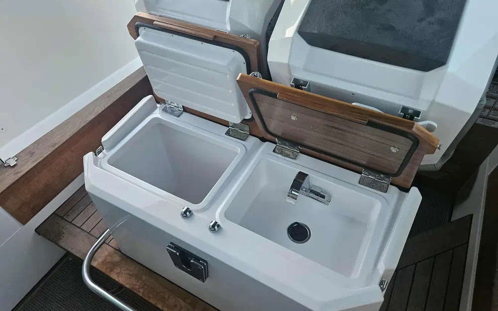 slider 3 Axopar  28 Cabin