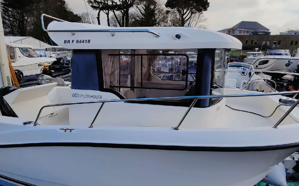 slider 10 Quicksilver Captur 605 Pilothouse