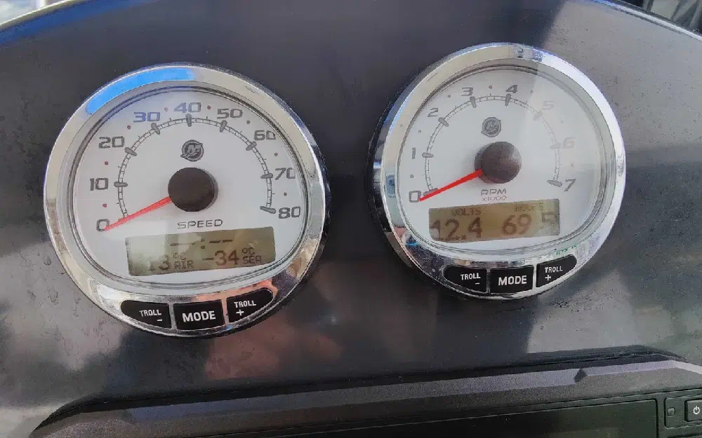 slider 11 Quicksilver Captur 605 Pilothouse