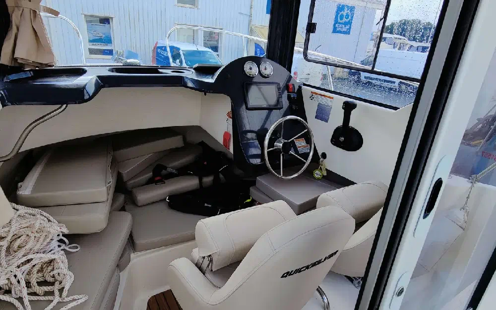 slider 1 Quicksilver Captur 605 Pilothouse