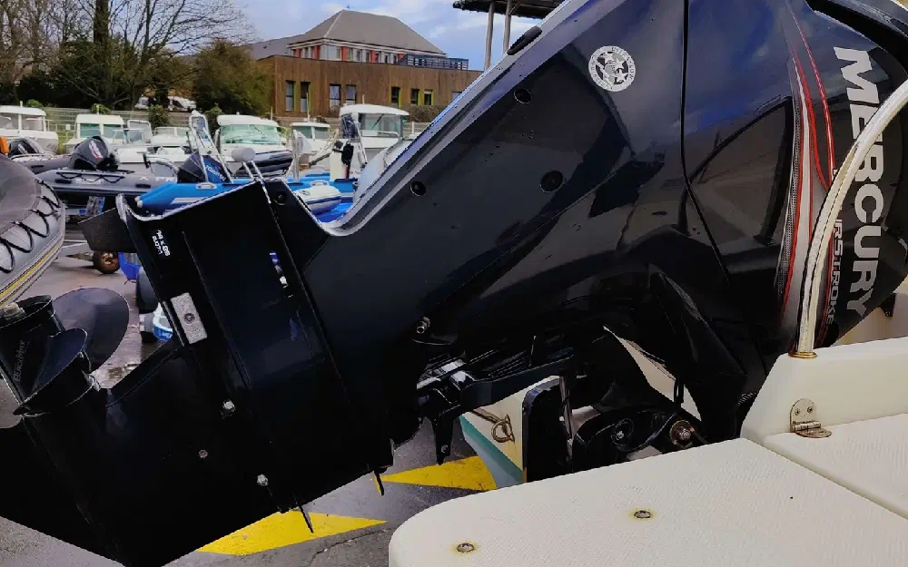 slider 2 Quicksilver Captur 605 Pilothouse