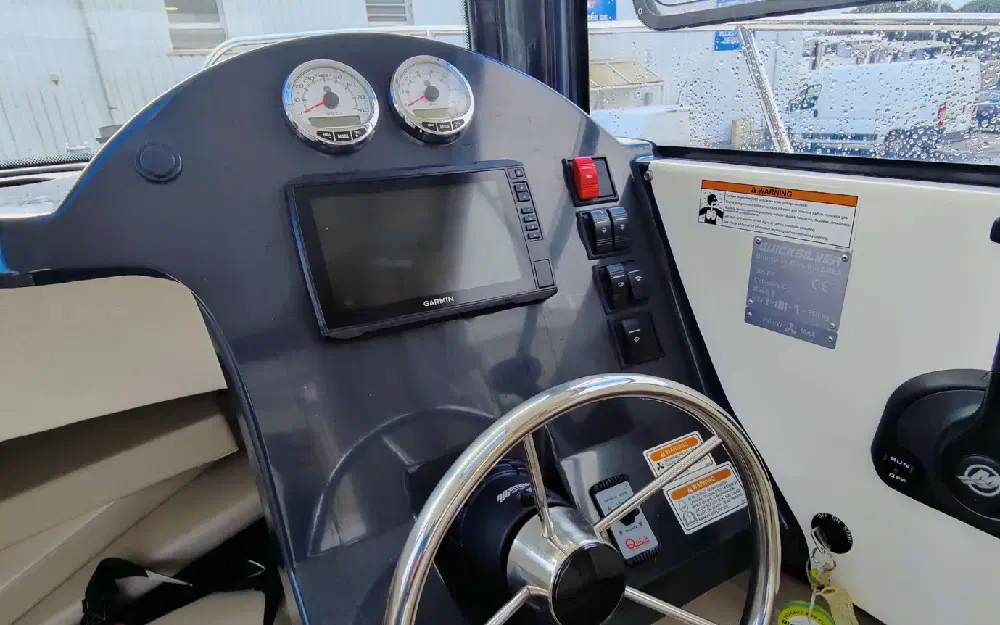 slider 3 Quicksilver Captur 605 Pilothouse