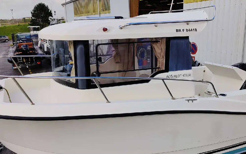 slider 4 Quicksilver Captur 605 Pilothouse
