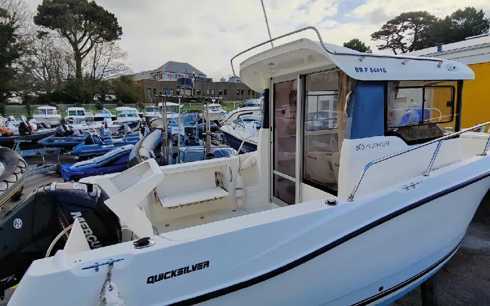 slider 5 Quicksilver Captur 605 Pilothouse