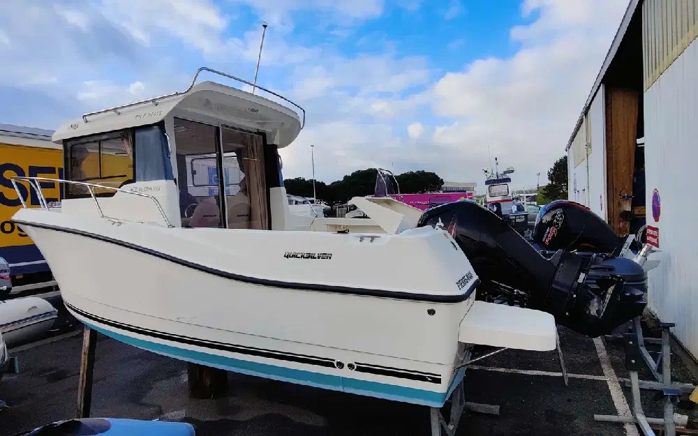 slider 6 Quicksilver Captur 605 Pilothouse