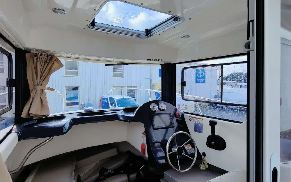 slider 7 Quicksilver Captur 605 Pilothouse