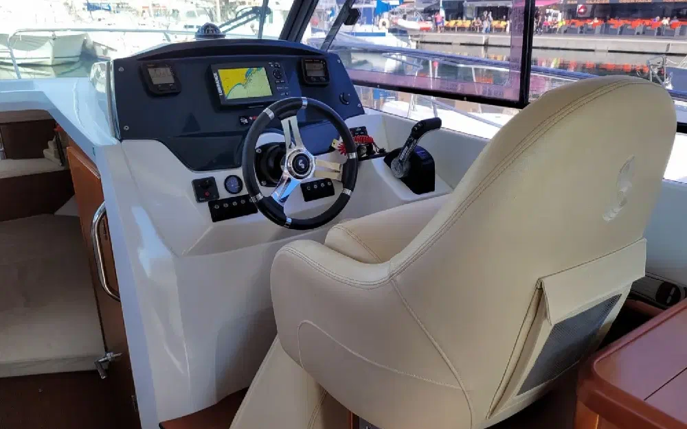 slider 1 Beneteau Antares 8.80