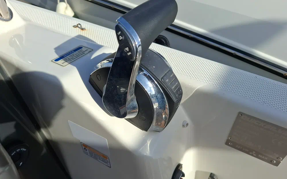 slider 22 Quicksilver Activ 755 Sundeck