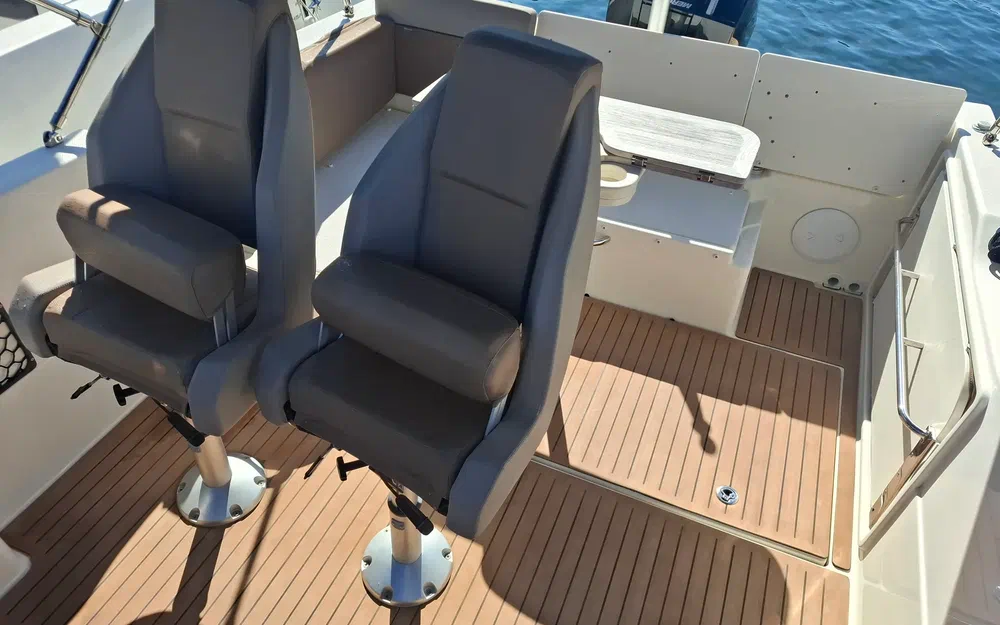slider 31 Quicksilver Activ 755 Sundeck