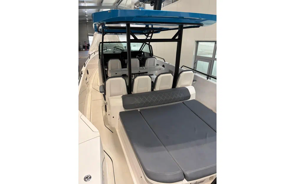 slider 1 Axopar  37 Suntop