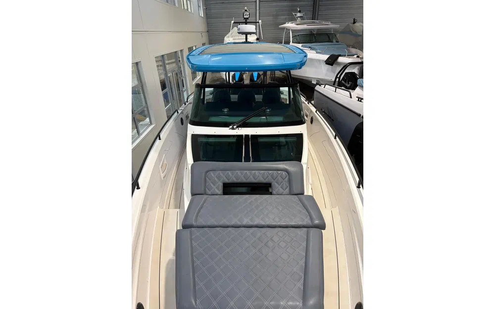 slider 4 Axopar  37 Suntop