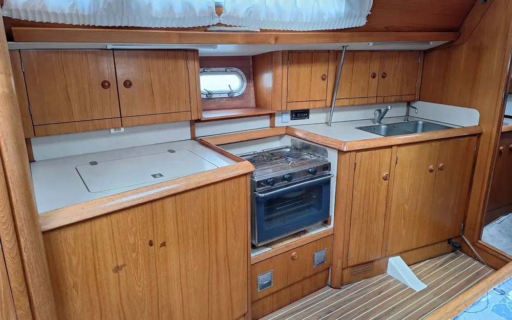 slider 4 Jeanneau Sun Odyssey 37.1