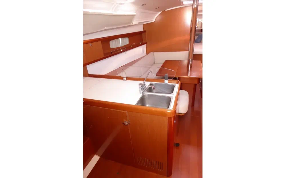 slider 34 Beneteau Oceanis 37