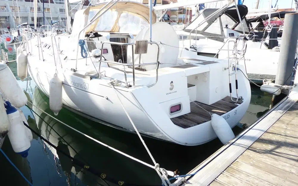 slider 1 Beneteau Oceanis 37