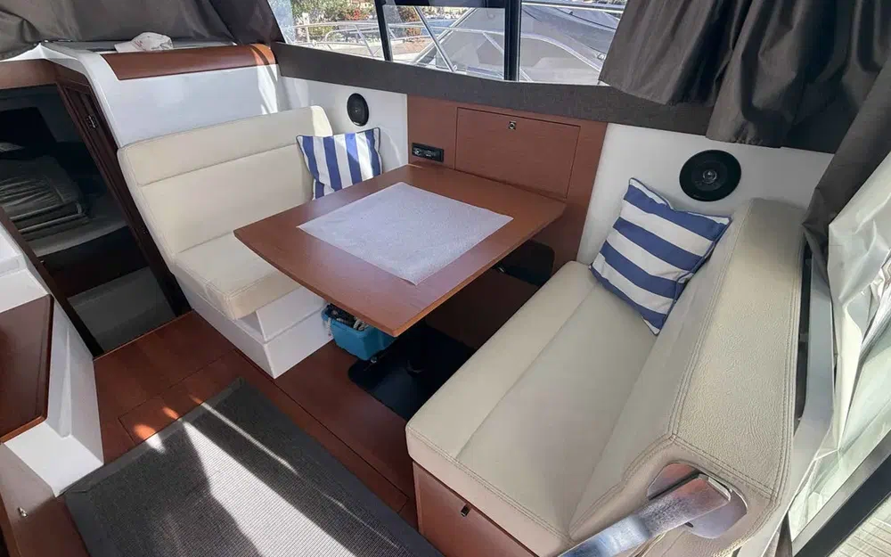 slider 6 Jeanneau NC 9