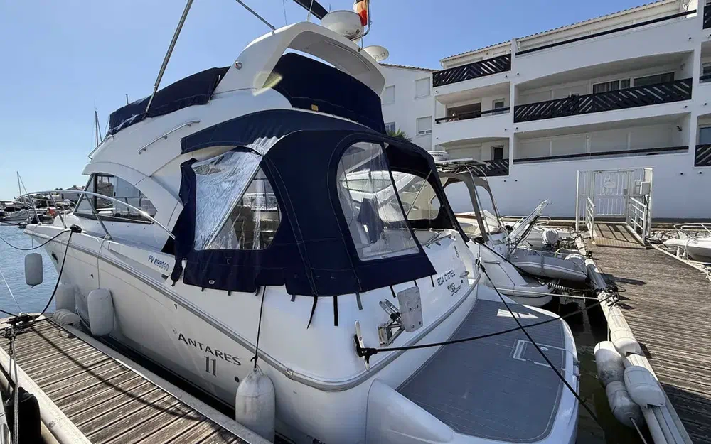 slider 1 Beneteau Antares 11 Fly
