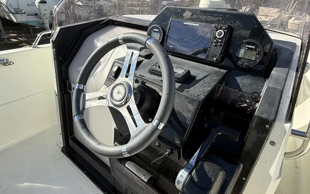 slider 7 Pacific Craft  670 Open