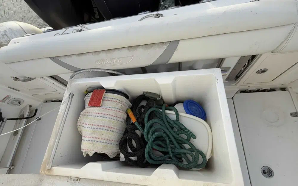 slider 16 Boston Whaler  370 Outrage