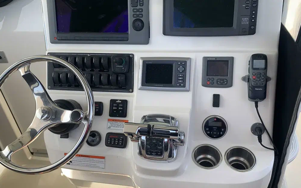 slider 2 Boston Whaler  370 Outrage