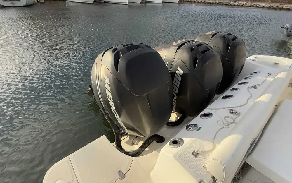 slider 37 Boston Whaler  370 Outrage