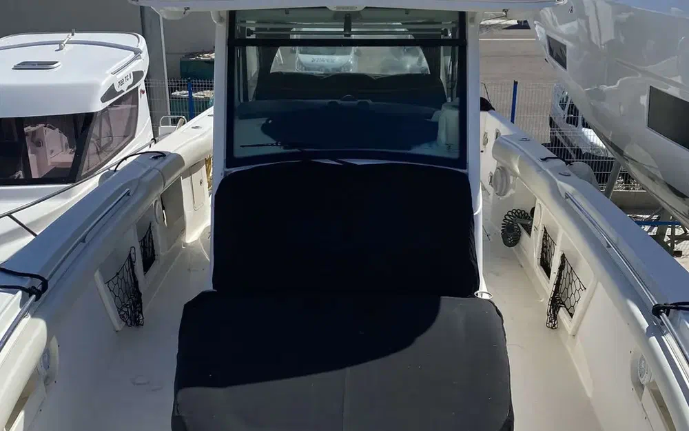 slider 7 Boston Whaler  370 Outrage