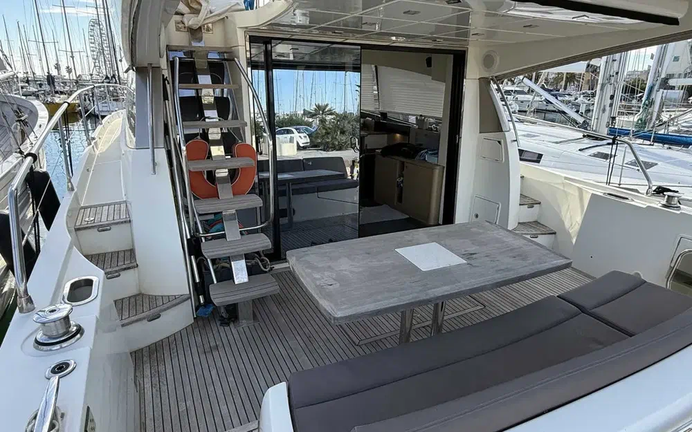 slider 9 Prestige Yachts 560 Fly