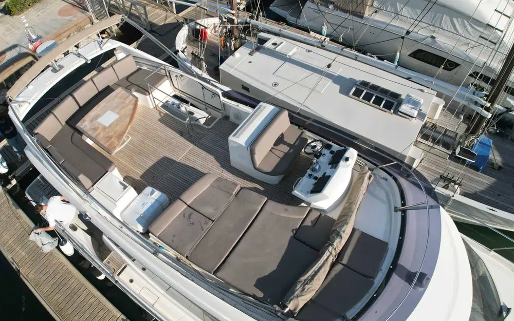 slider 10 Prestige Yachts Prestige 560 Fly