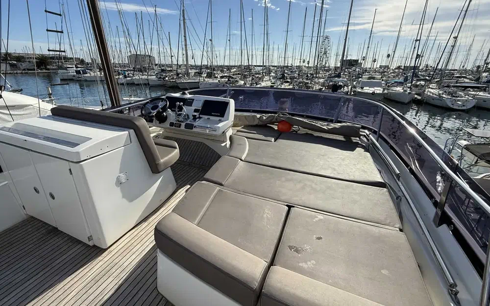 slider 11 Prestige Yachts 560 Fly