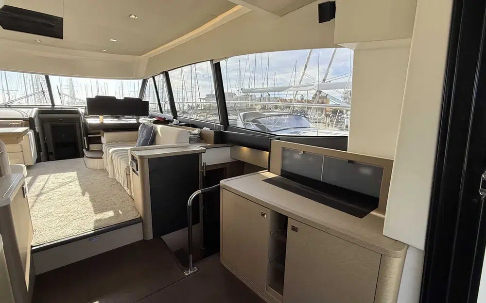 slider 18 Prestige Yachts 560 Fly