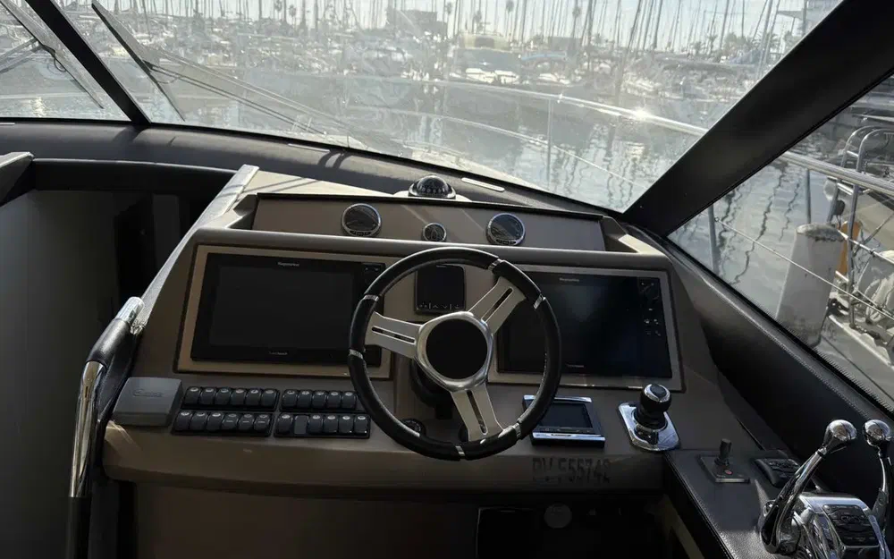 slider 25 Prestige Yachts 560 Fly