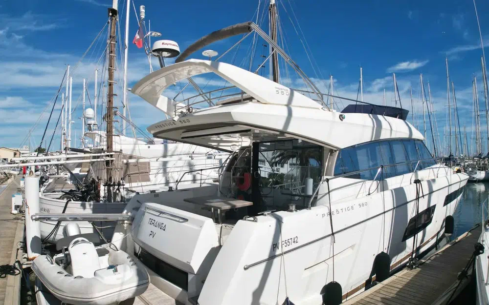 slider 2 Prestige Yachts 560 Fly