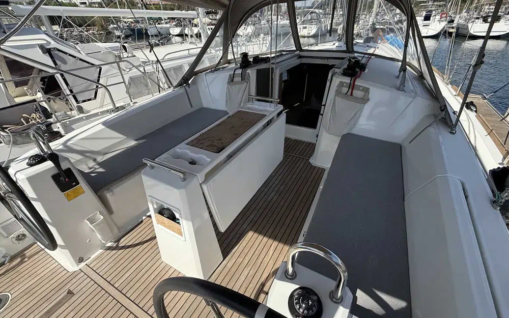 slider 4 Beneteau Oceanis 38.1