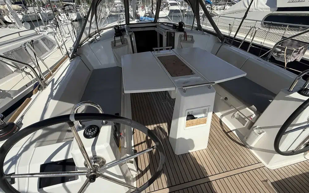 slider 8 Beneteau Oceanis 38.1