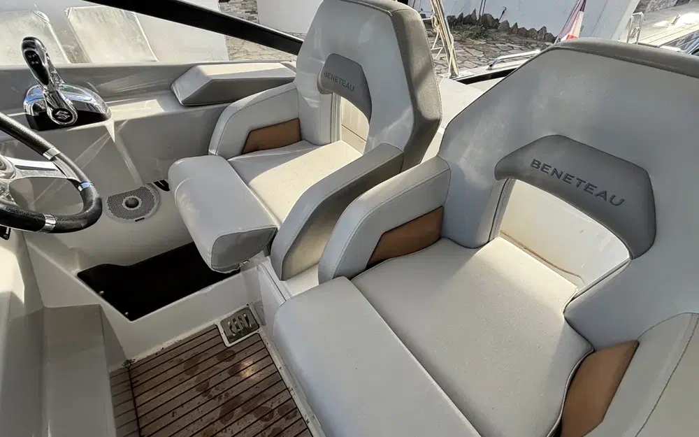 slider 9 Beneteau Flyer 10