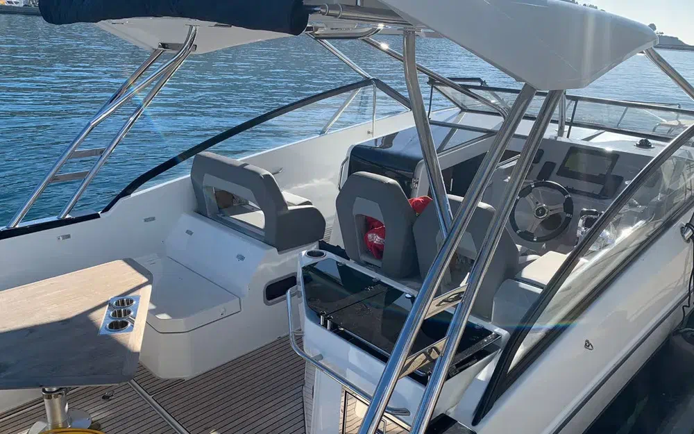 slider 1 Beneteau Flyer 10