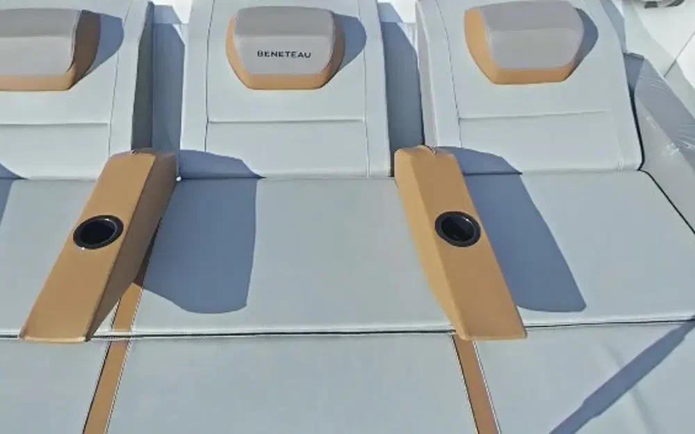 slider 3 Beneteau Flyer 10